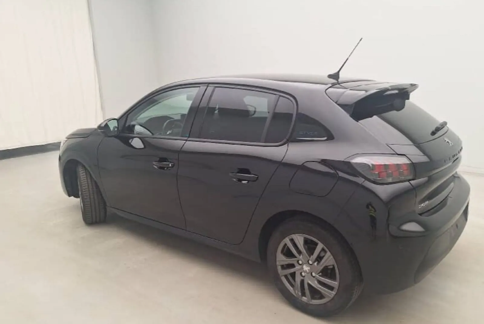 Photo 2/3 — Photo de l'annonce : Peugeot 208 1.2i — Dzaoudzi · Dzaoudzi-Rocher (Véhicules)