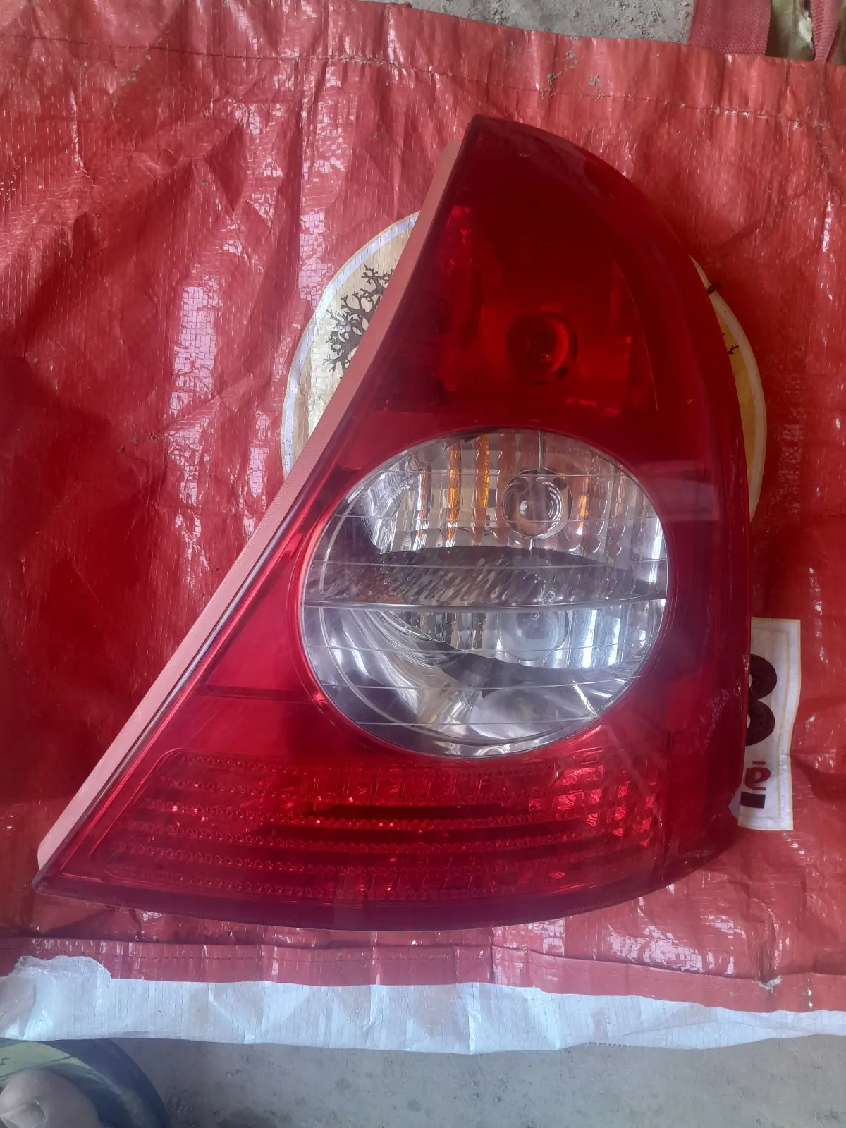 Photo 2/2 — Photo de l'annonce : Phare arrière clio 2 — Dzaoudzi (Véhicules)