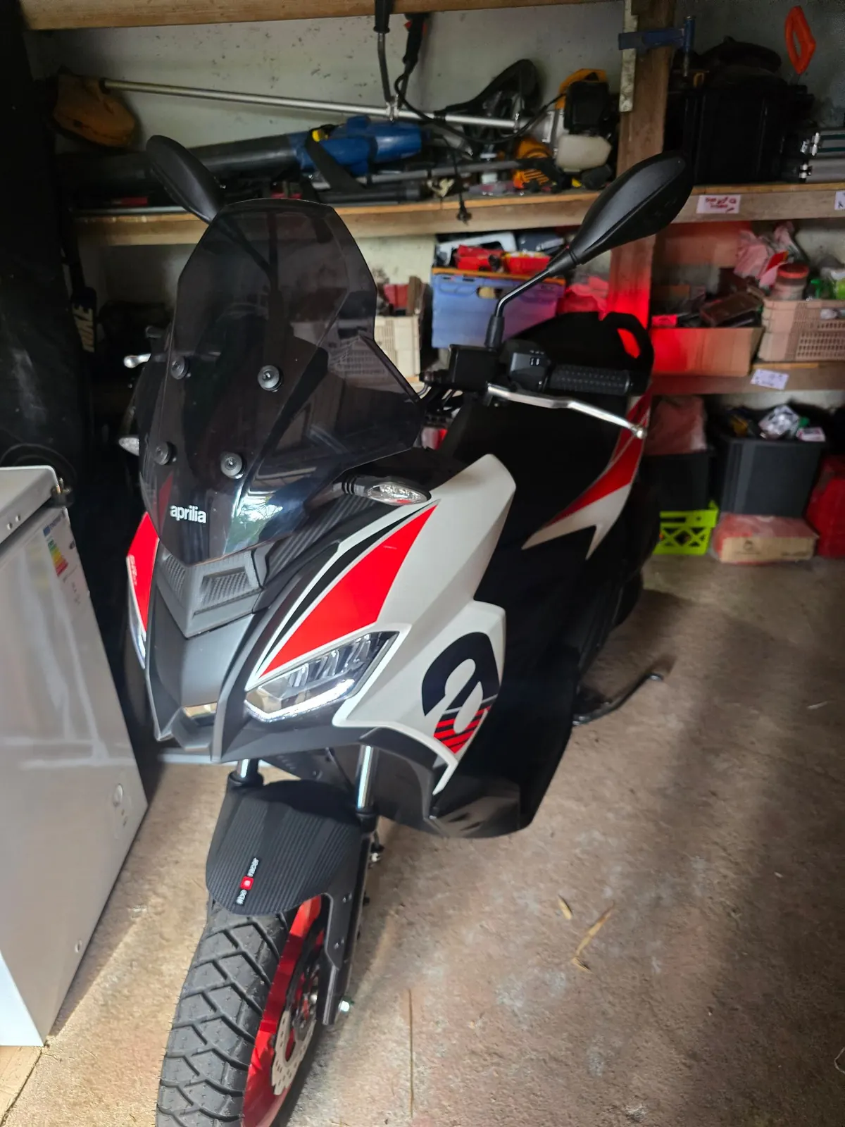 Photo 2/3 — Photo de l'annonce : Scooter Aprilla Sr GT 125 cc sport blanc — Bandrele (Véhicules)