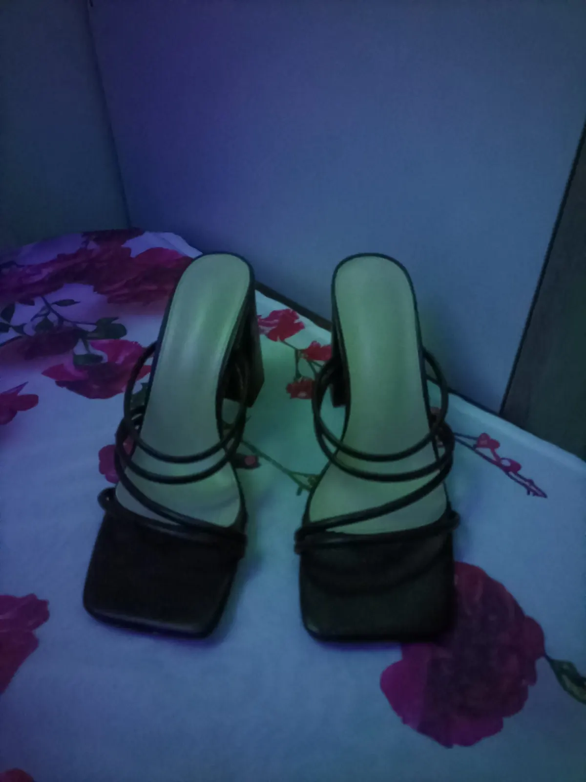 Photo 2/2 — Photo de l'annonce : Chaussures à talons noires neuves – pointure 38 — Chirongui (Mode)