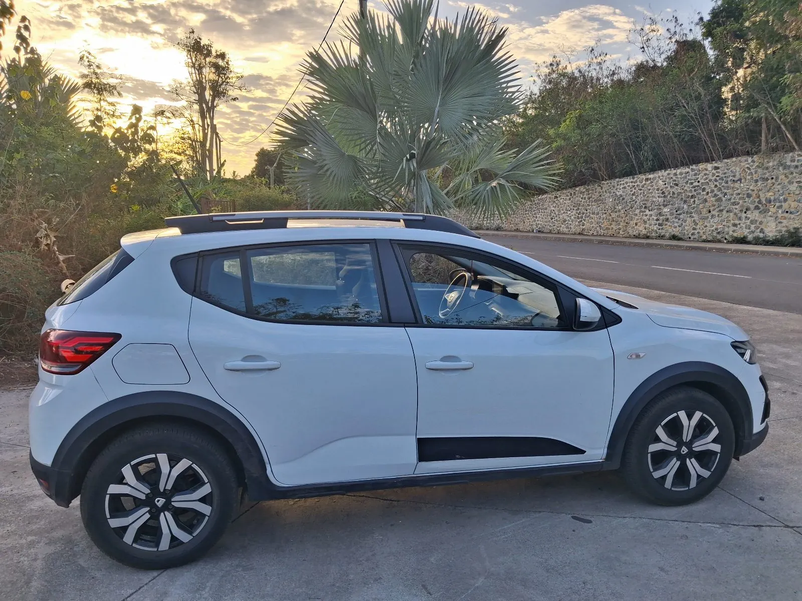 Photo 3/3 — Photo de l'annonce : Dacia Sandero stepway 90ch 2023 — Boueni (Véhicules)