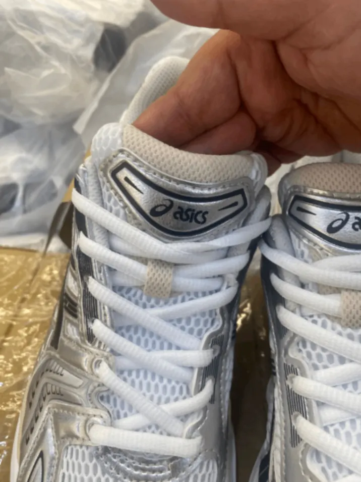 Photo 2/3 — Photo de l'annonce : Asics GEL-KAYANO — Dzaoudzi (Mode)