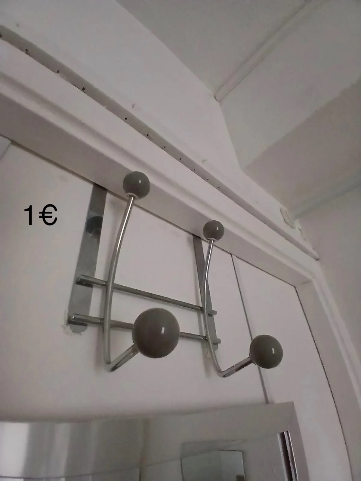 Photo 2/3 — Photo de l'annonce : Miroir suspendu, patère et cale porte — Mamoudzou · Centre (Maison)