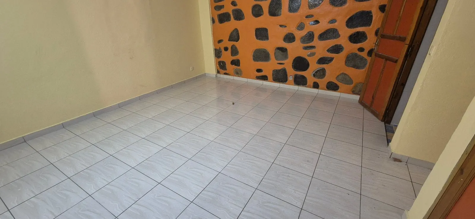 Photo 2/3 — Photo de l'annonce : Location appartement à Mtsapéré — Mamoudzou · Mtsapéré (Immobilier)
