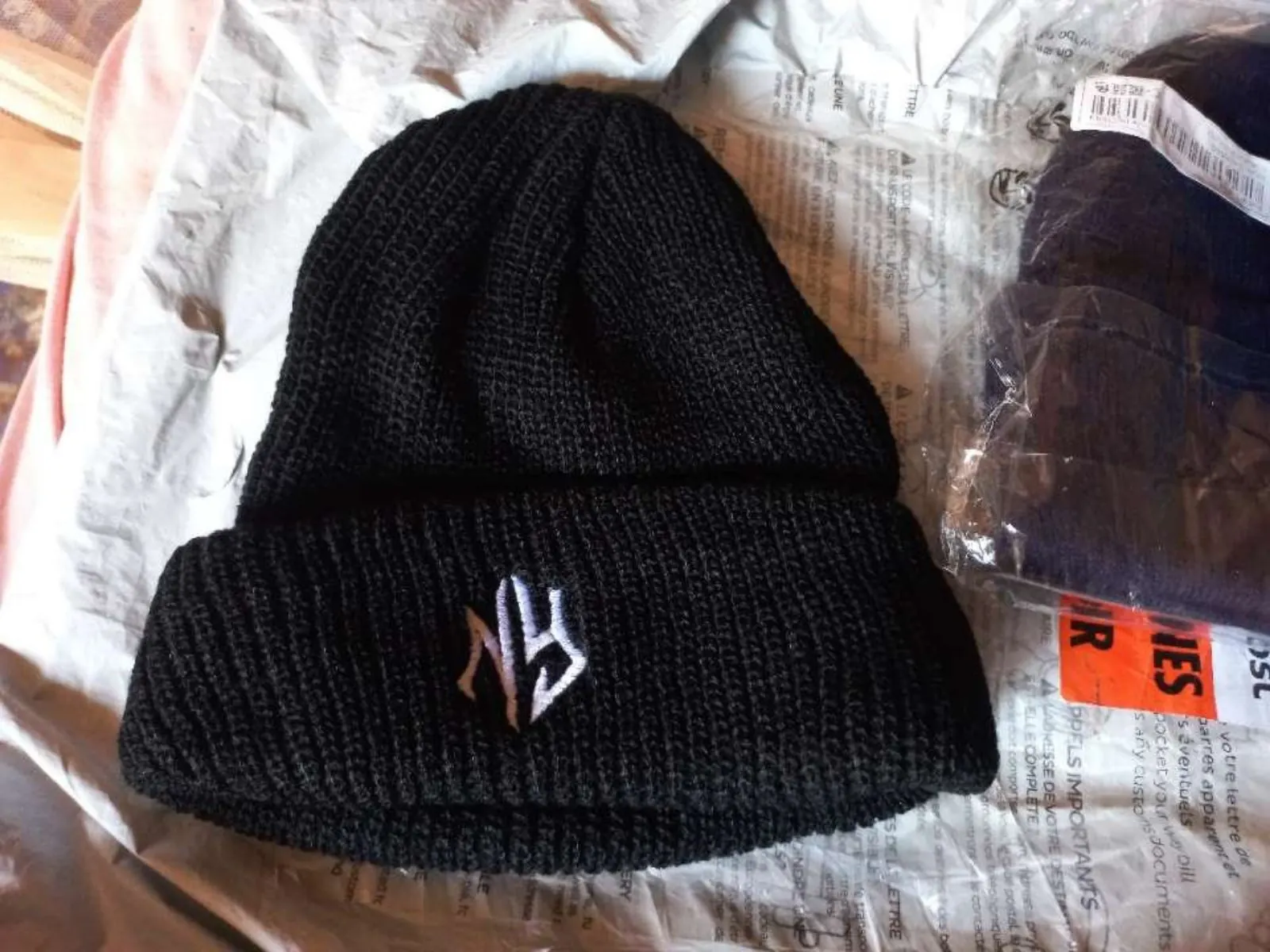 Photo 2/3 — Photo de l'annonce : Bonnet bleu et noir — Chirongui (Mode)
