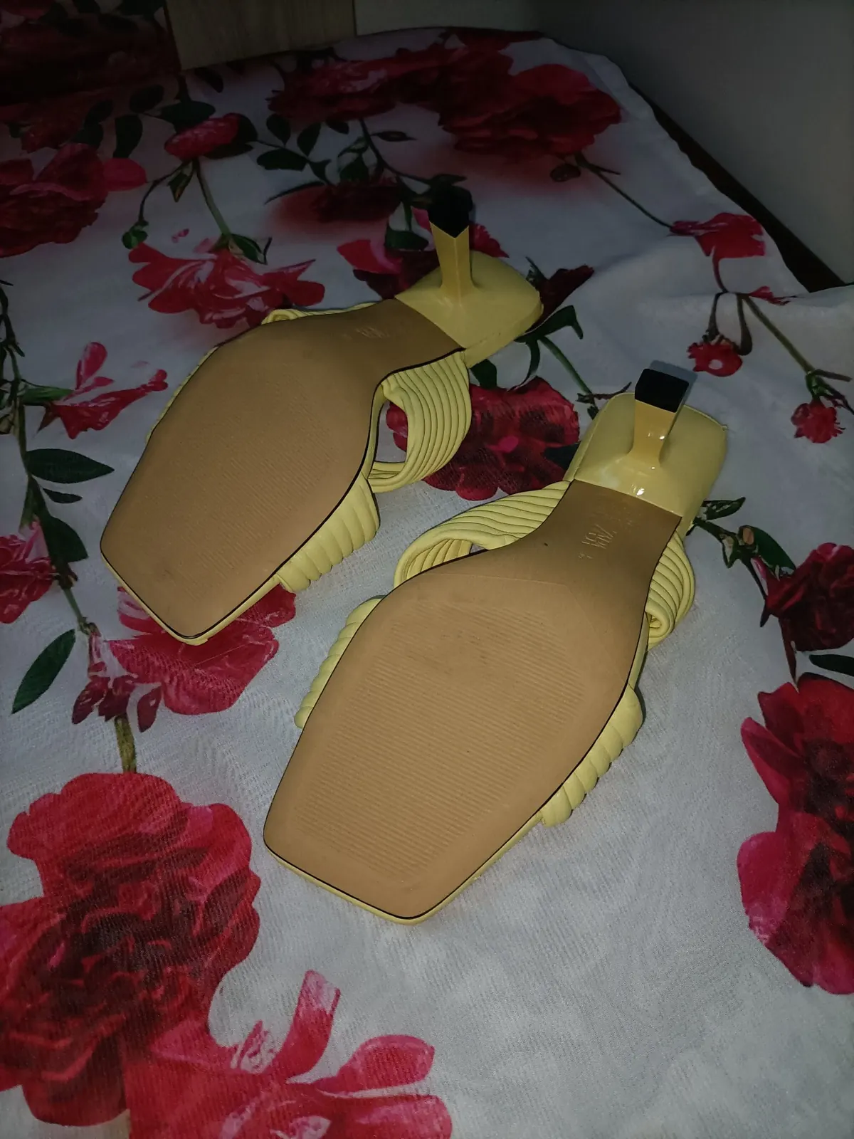 Photo 2/2 — Photo de l'annonce : Chaussures jaunes à petits talons — Chirongui (Mode)
