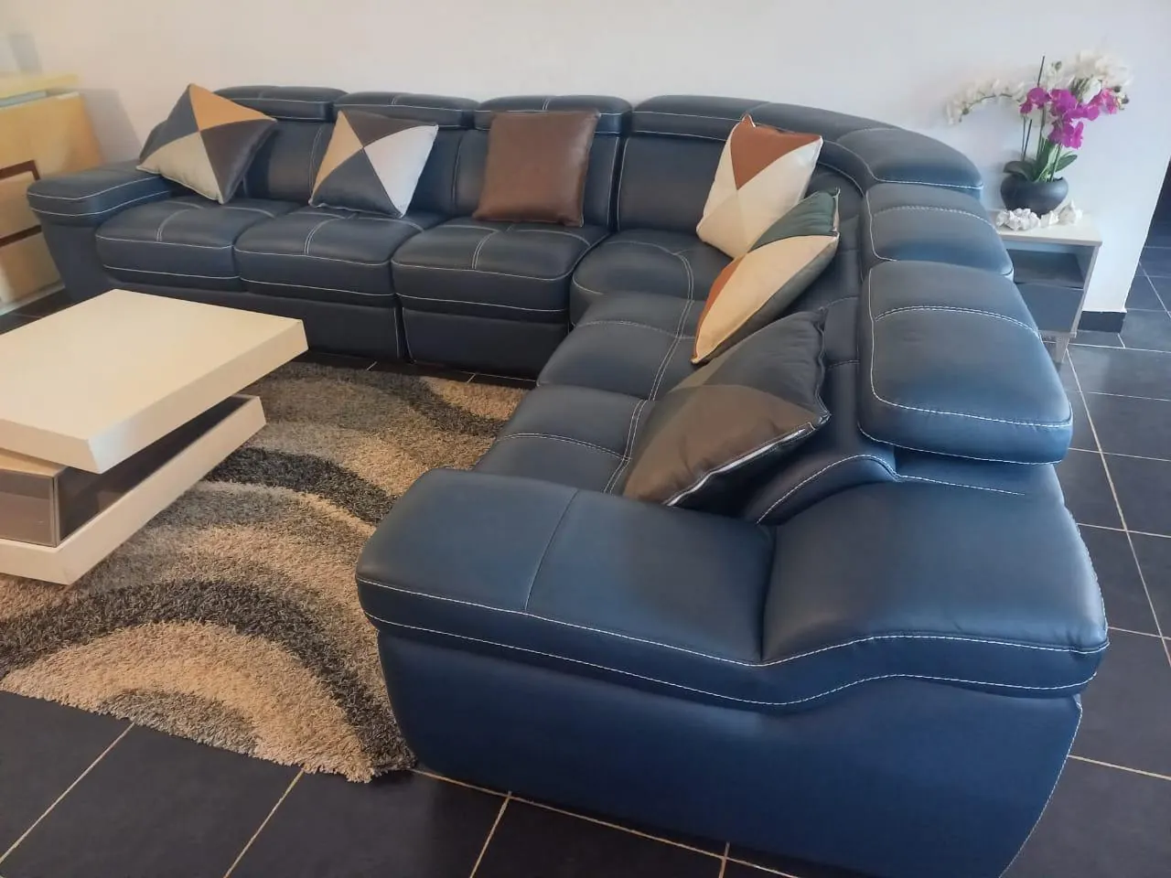 Photo 2/2 — Photo de l'annonce : Canapé d’angle en CUIR VERITABLE – grande taille – très confortable — Kani-Keli (Maison)