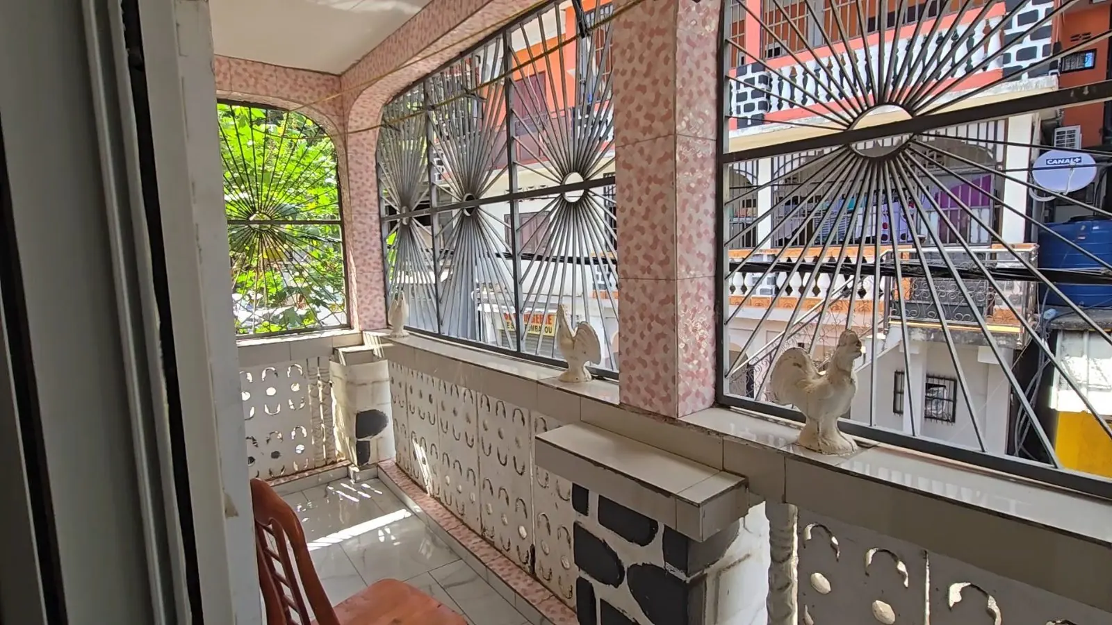 Photo 3/3 — Photo de l'annonce : À Louer – Bel T3 Meublé avec Vue Mer Imprenable — Sada (Immobilier)